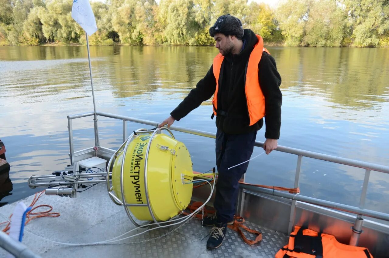 Уровень воды в реке ока коломна. Желтый буй на воде. Уровень воды в Оке Коломна. Мужик на лодке в Коломне. Колонка в Коломне Коломна с водой.