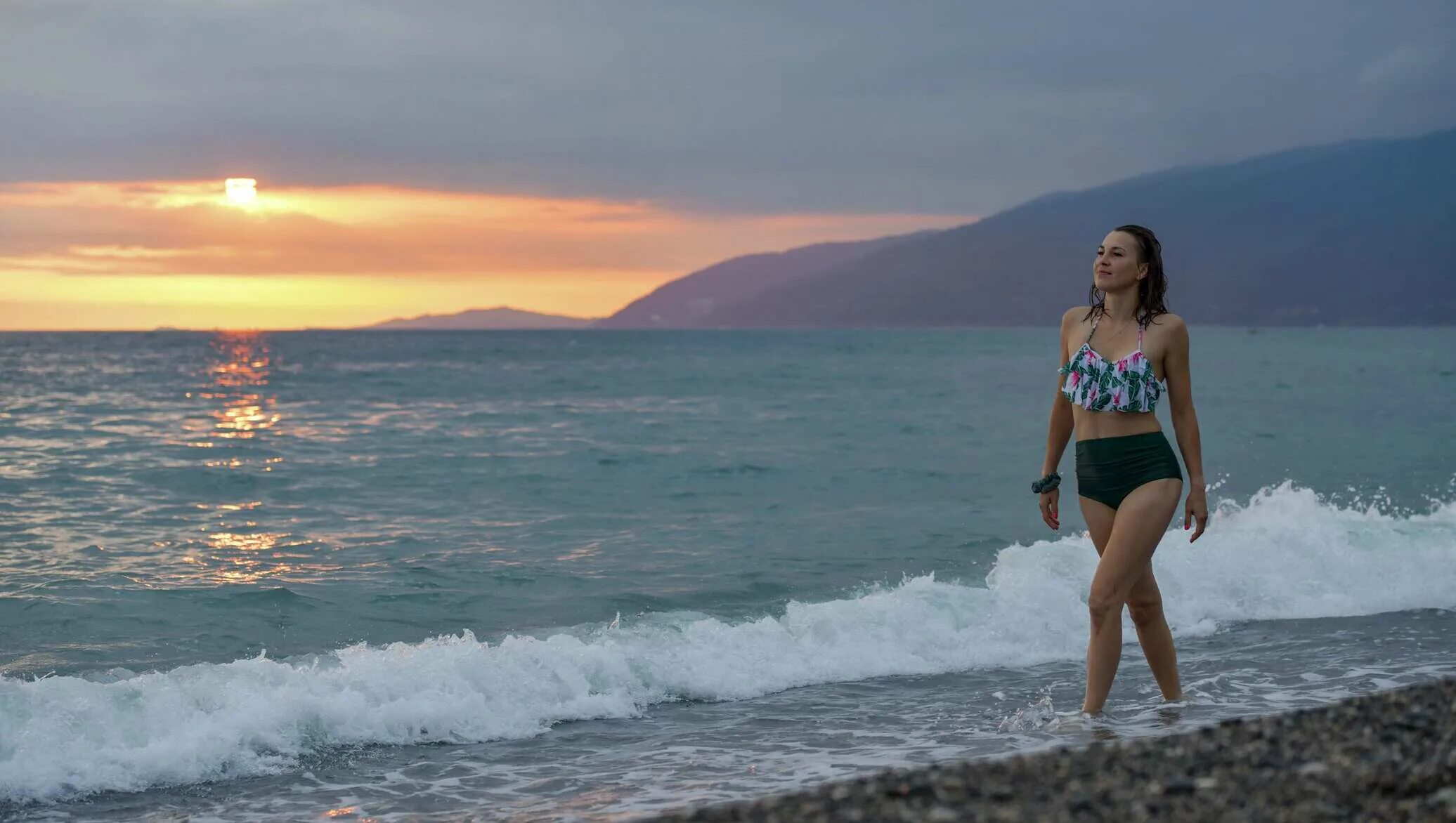 Ездили в абхазию. Абхазия девушки на пляже. Самые красивые девушки Абхазии. Абхазия 2015 год море. Абхазия море и девушка на берегу.