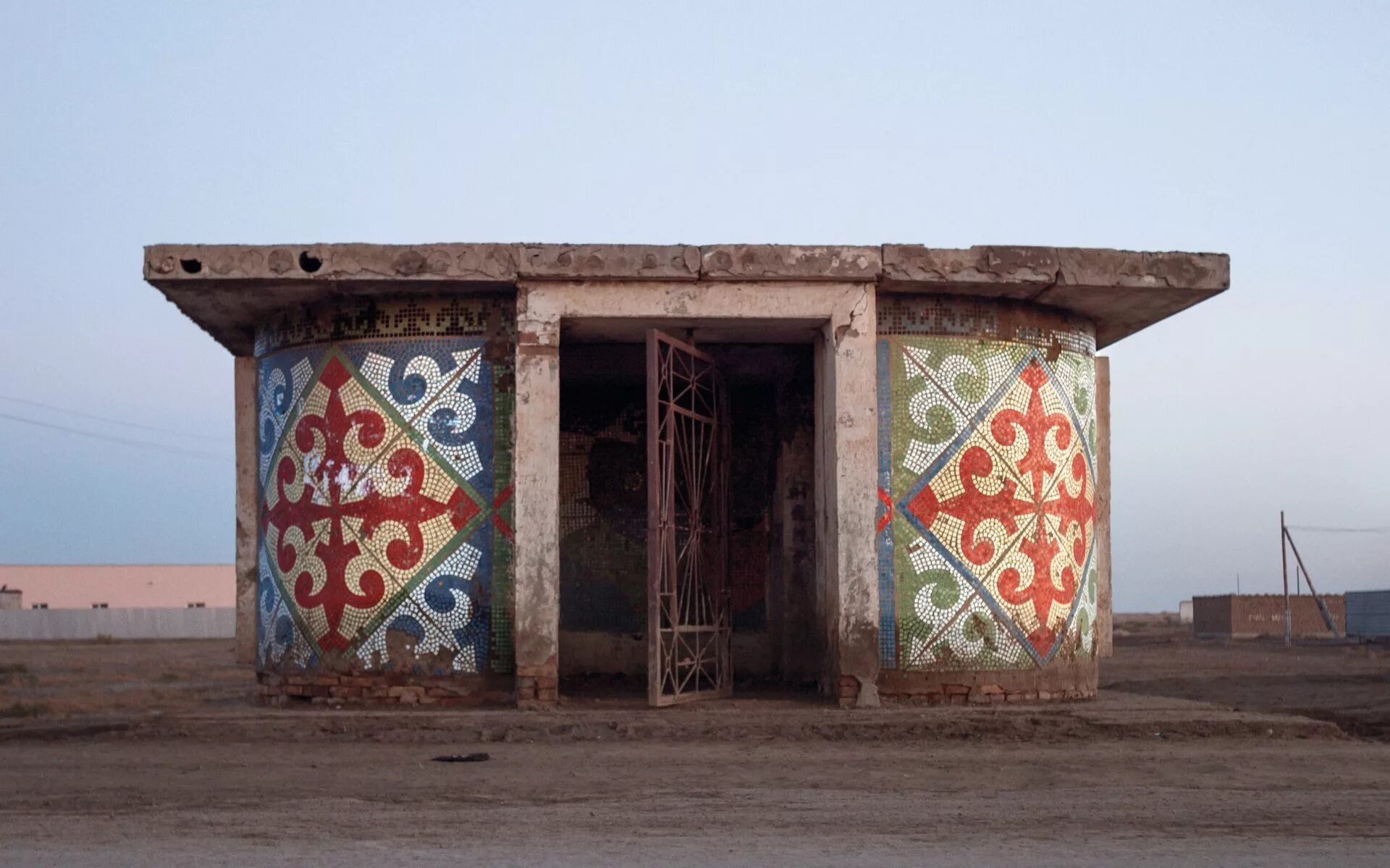 Soviet bus stops. советские автобусные остановки в фотографиях кристофера хервига. кристофер хервиг автобусные остановки. автобусные остановки ссср кристофер хервиг. советские автобусные остановки.