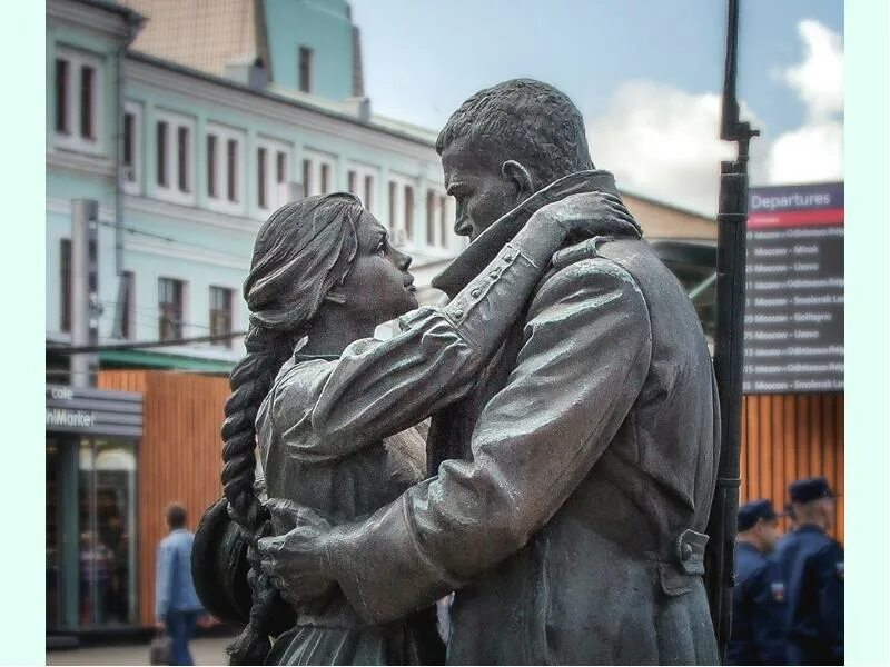 Памятник прощание. Памятник прощание славянки. Памятник прощание славянки на белорусском вокзале. Памятник Славянке белорусский вокзал. Белорусский вокзал скульптура прощание.