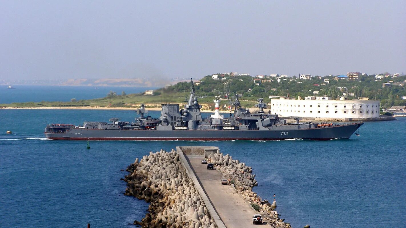 Корабль севастополь сегодня. Керчь 1134б. черноморский флот севастополь. севастополь корабли черноморского флота. база черноморского флота в севастополе.