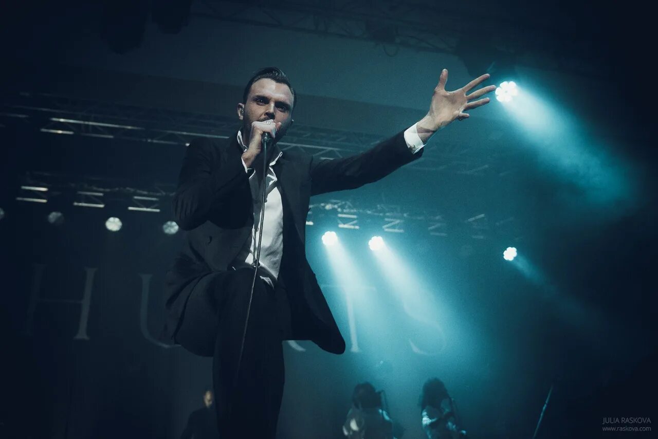 Hurts take. Группа hurts. Группа hurts концерты. Hurts Красноярск. Фоторепортаж концерт hurts.