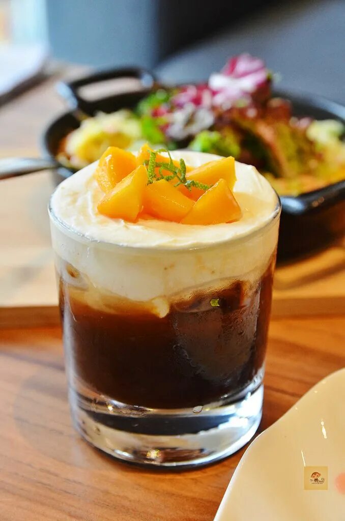 Кофе с манго рецепт. Доброе манговое утро. Завтрак и манговый сок. Кофе с манго. Starbucks mango refresh.