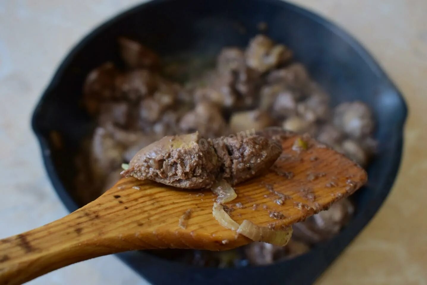 Печень куриная жареная с луком на сковороде. Печенка с луком на сковороде. Печень с луком на сковороде. Куриная печень с луком на сковороде. Как вкусно пожарить печень говяжью с луком