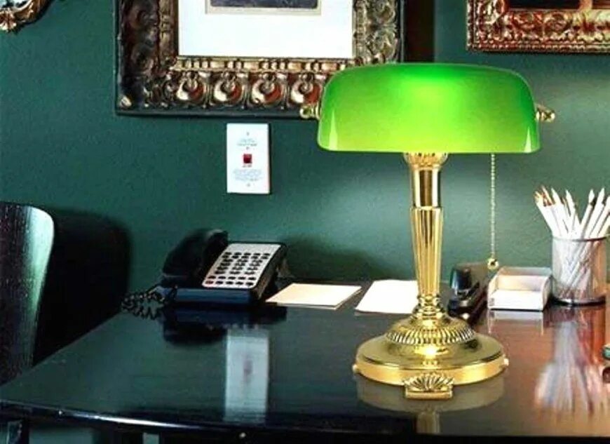 Настольная лампа с зеленым плафоном 185.01 т. Лампа сталинский Ампир с зеленым абажуром. Зеленая настольная лампа для кабинета. Настольные лампы в стиле ретро.