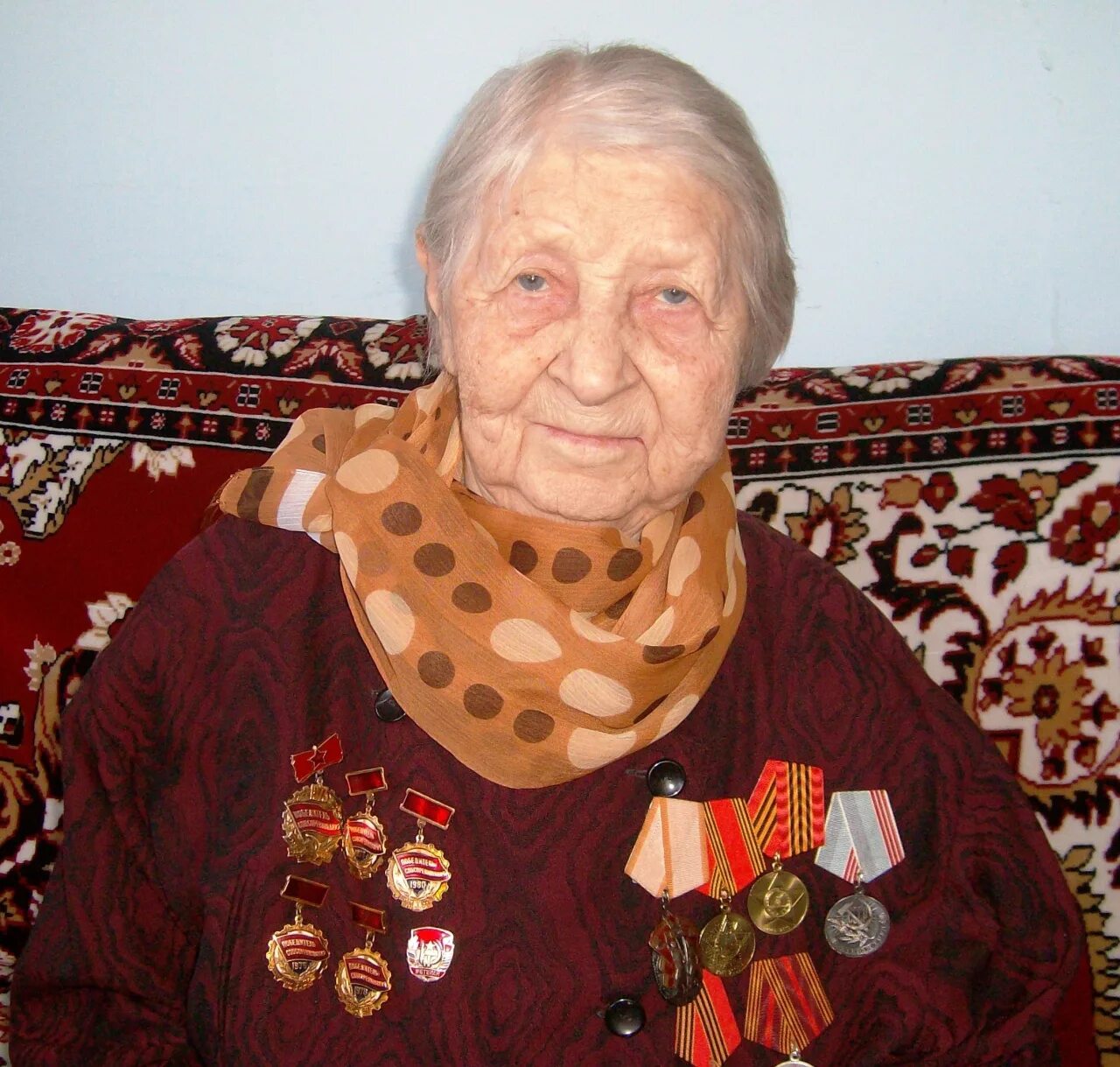 Старые бабушки 80 лет. Бабушка 90 лет. Женщина 90 лет. Фото бабушки. Фотосессия на 90 лет бабушки.