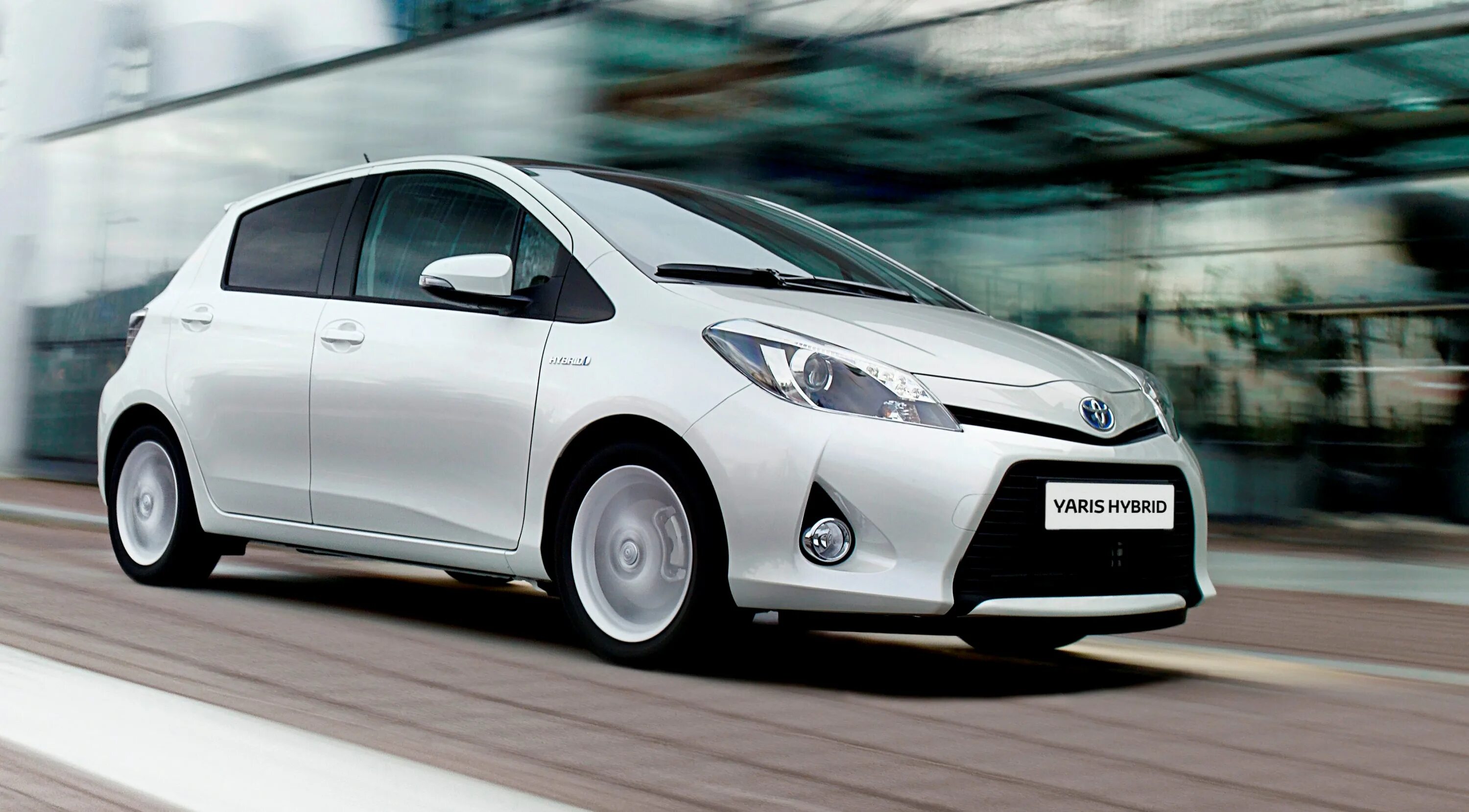 Гибрид тойота минусы. Тойота плюс гибрид. Prius 2014. Toyota yaris 2014. Гибрид тойота минусы.