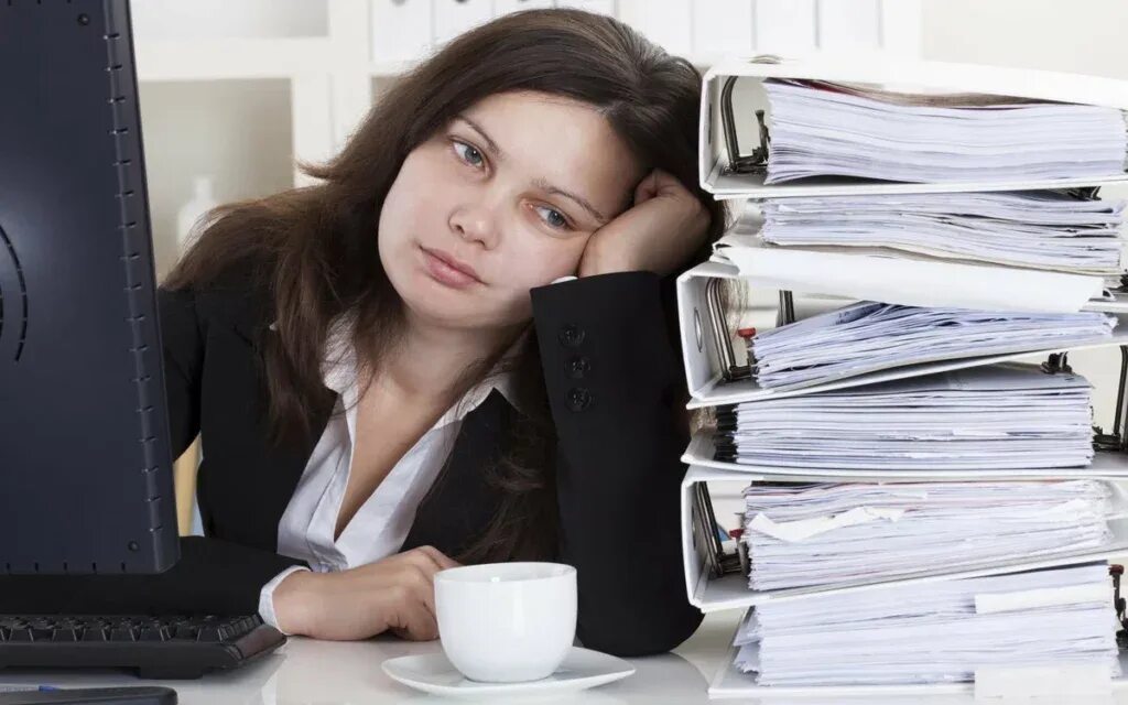 Вижу девушку на работе. Женщина на работе. грустная женщина в офисе. уставшая девушка в офисе. усталая женщина.