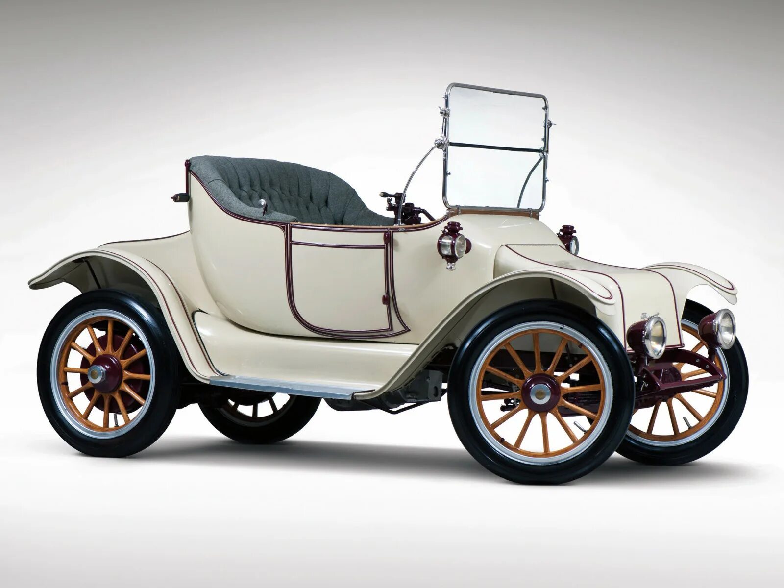 1 электрический автомобиль. Электромобиль «Detroit Electric» 1915 года. Электромобиль компании «Detroit Electric», 1907 г. Тесла. Электромобиль 1923 Milburn Electric model 27l. Электроавтомобиль начала 20 века-.