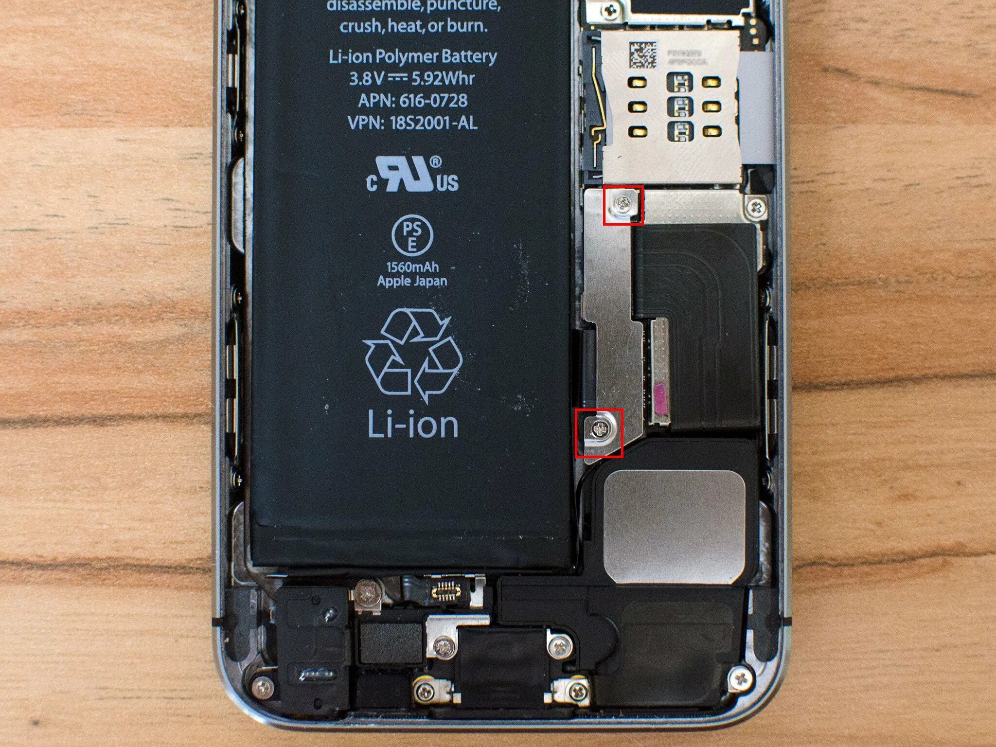 Заменить батарею на айфон 11. Полярность АКБ айфон 10. Iphone 5 Battery Screen. Внутри акамулятора Ippon. Батарея на 5se.