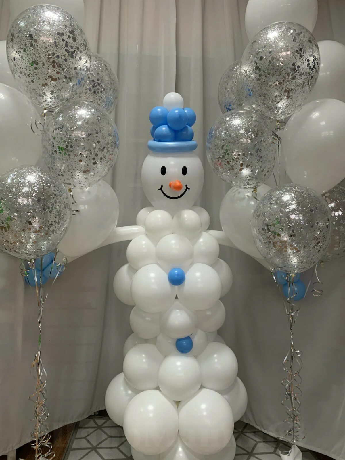 Снеговик шаров. Снеговик из шаров. Снеговик из шариков воздушных. Снеговики из воздушных шариков к новому году. Снеговик из шаров большой.