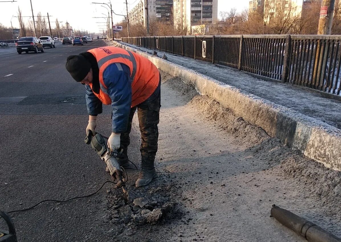 Ремонт моста в городе. Курск река Сеймский мост. Ремонт моста и дорог. Ремонтируют мост. Капитальный ремонт искусственных дорожных сооружений.