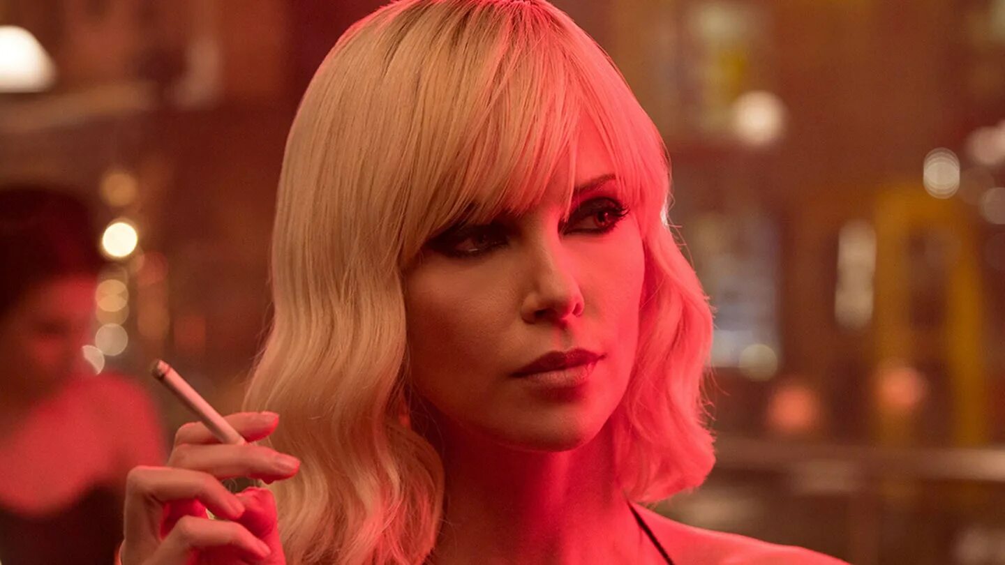 Atomic blonde. Шарлиз Терон взрывная блондинка. Шарлиз Терон взрывная блондинка фото. Атомная блондинка.