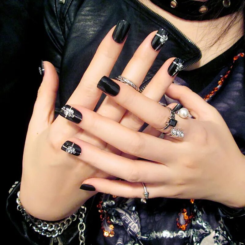 Дерзкие ногти. Маникюр Рокерский. Черные ногти. Ногти в стиле панк.