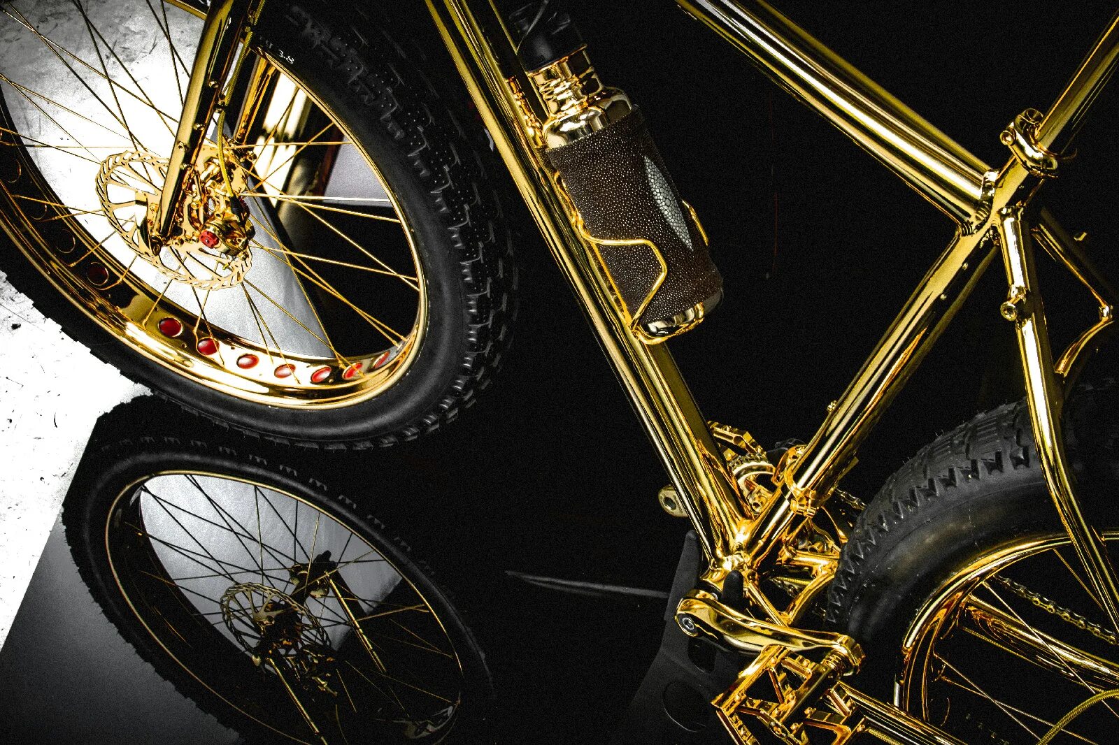 24k Gold extreme Mountain Bike. House of Solid Gold велосипед. Золотой велосипед Beverly Hills Edition. Экстремальный горный велосипед с золотом 24k.