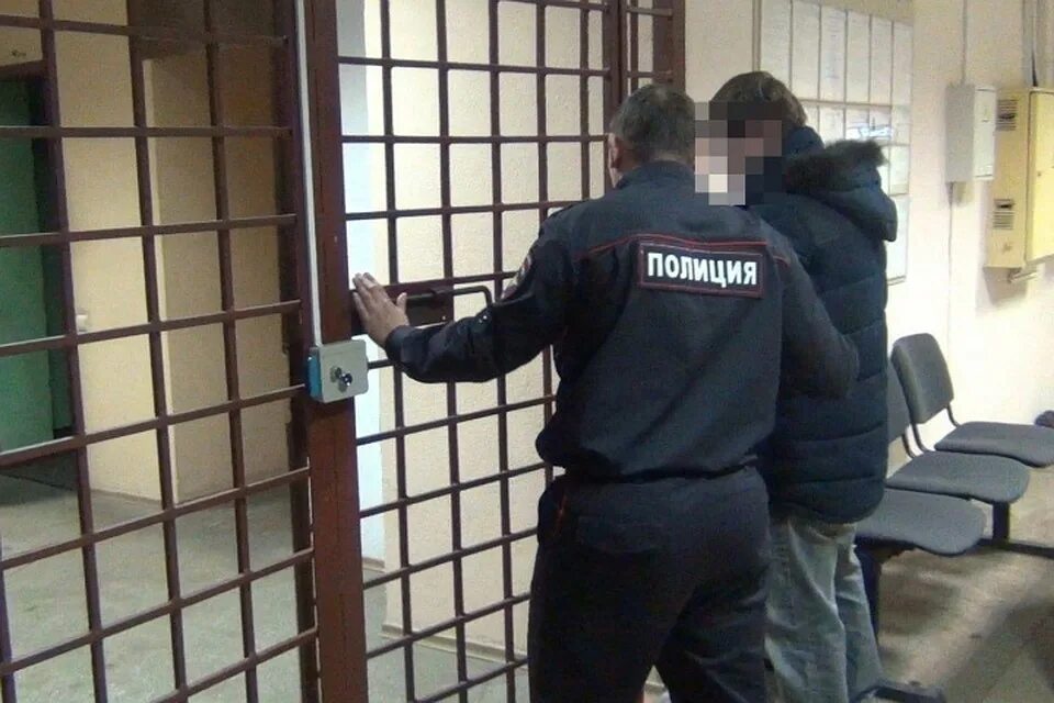 Попасть под арест. Комната административно задержанных. Административный арест. Административно арестованные лица. Административное задержание.