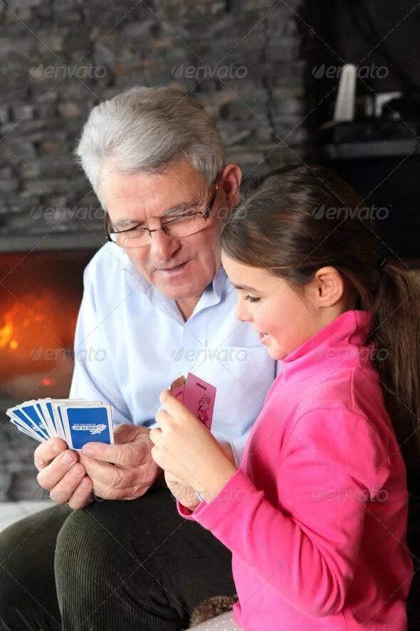 Grandpa daughter. Дедушка играет с внучкой. Дед играет в карты фотосток. Карты играют бабушки и дед. Девочка с дедушкой играют.