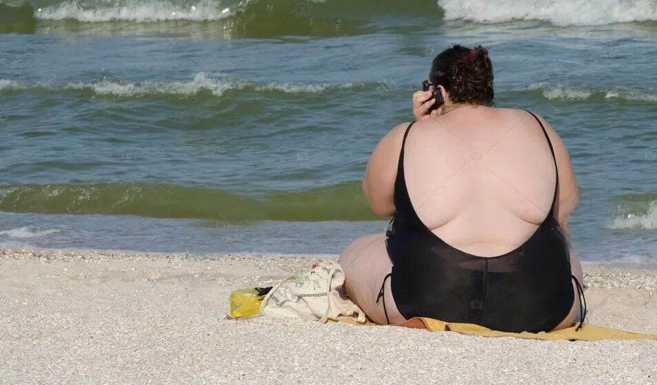 Толстухи на пляже. Толстаяден женщина на пляже. Толстая женщина на пляже. Жирные женщины на море. Толстая женщина на море.