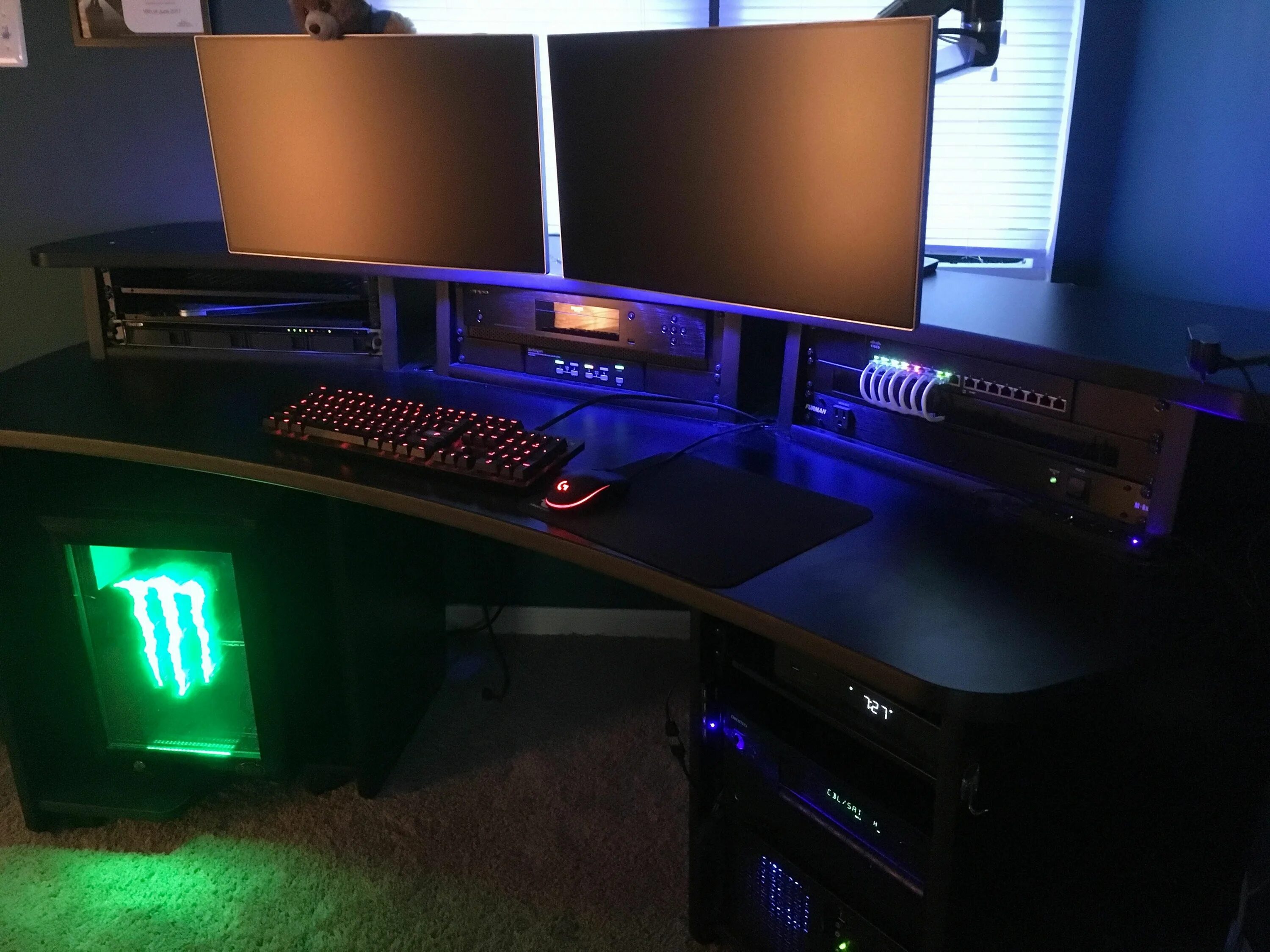 Космос 2 компьютерный зал. Изогнутые столы игровые. Space desk на пк. New desk pyorgara. Computer games.