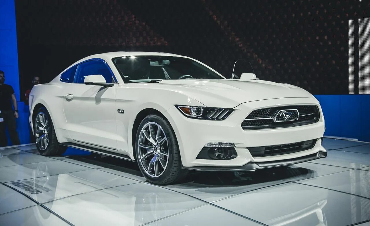 Машины фастбэк. Форд мустанг из будущего. Форд мустанг gt 2015. Ford mustang gt 50. Мустанг 50.