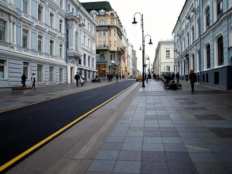 Ул б дмитровка. Улица большая Дмитровка. Большая Дмитровка Москва. Большая Дмитровка пешеходная. Пешеходная зона в Москве Столешников Камергерский.