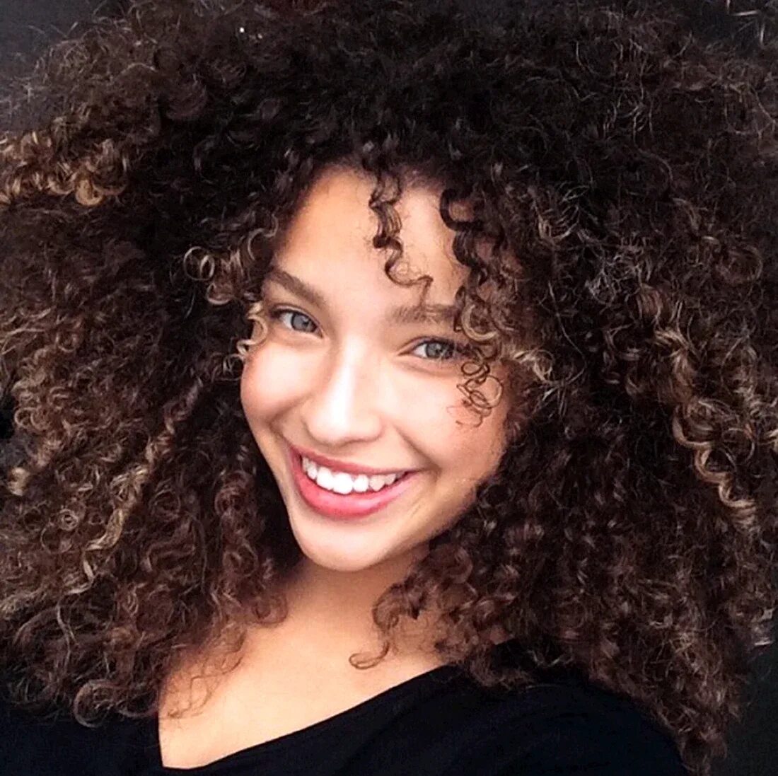 Керли хеир. Кудрявые волосы. Curly girl. Керли кудри биозавивка. Афро кудри завивка.