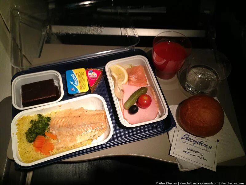 Победа можно ли еду. Обед в самолете. Еда в самолете. Касалетки с едой. Еда на борту.