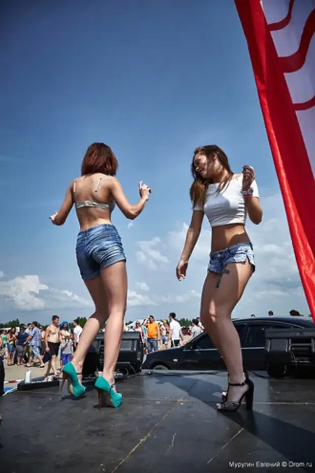 Девушка перед аудиторией. Босиком в лондоне. Публичное соревнование женщин cfnm. Девушка. Девочки подростки на улице.