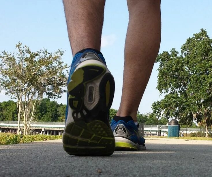 I use on foot. Go on foot. walk on foot или go on foot. feet картинка. выражение on foot.