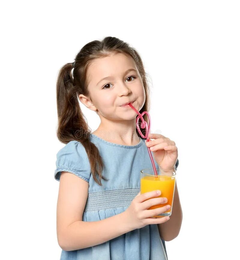 Пьет сок написать. Маленькая девочка пьет сок. Девочка с соком. Ребенок пьет сок. Juice девочки.