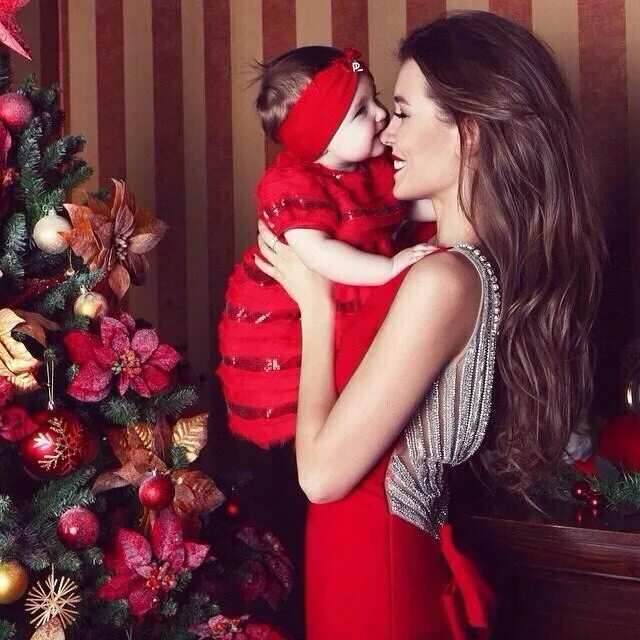 Новый год дети. Девушка в новом маме. Девушка в новом маме. Anxious holding baby. Новогодняя фотосессия мама и дочка.