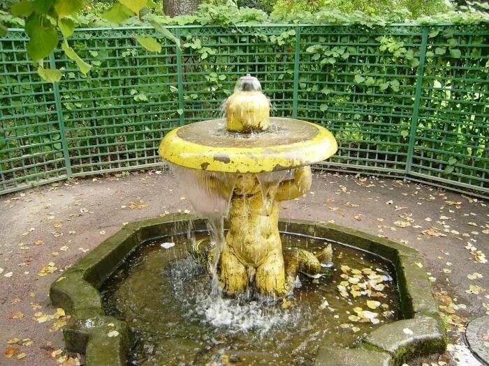 Фонтан тритон в петергофе. Тритон разрывающий пасть морского чудовища петергоф. Статуи тритоны петергоф. Ф. Тритон скульптура.