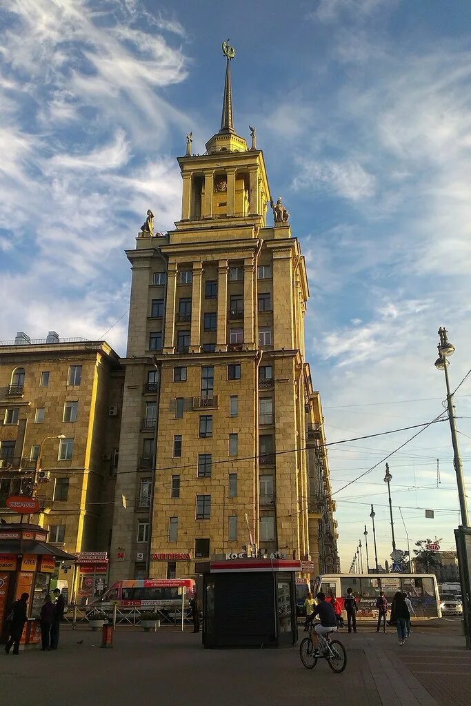 Здание со шпилем. Санкт –Петербург, дом со шпилем на Московском проспекте.. Дом со шпилем Санкт-Петербург Московский проспект 190. Генеральский дом Санкт-Петербург Московский проспект. Дом со шпилем на Московском проспекте у парка Победы.