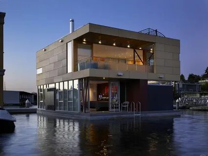 Жилой дом стоит в воде