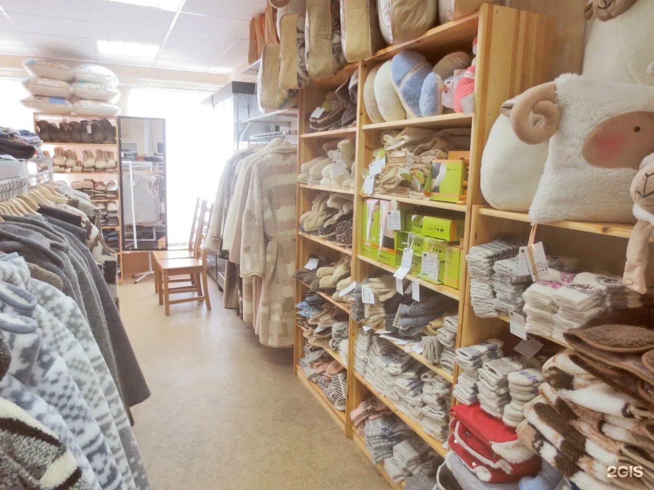 Одеяла из овечьей шерсти артикул 901306 комус. Одеяло овечья шерсть иваново. Шуба на вешалке. Шуба из овечьей шерсти шерсти арт. 27201.