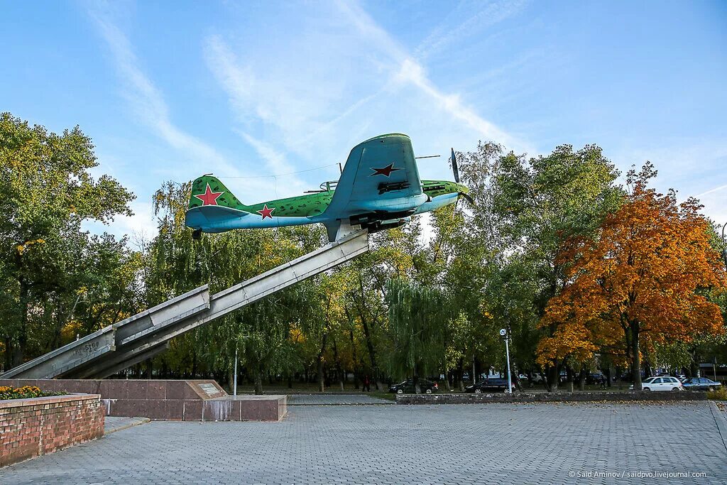 Крылатый воронеж. Памятник самолету ил-2 Новороссийск. Штурмовик ил 2 памятник Новороссийск. Памятник ил 2 Воронеж. Мемориал ил 2 Воронеж.