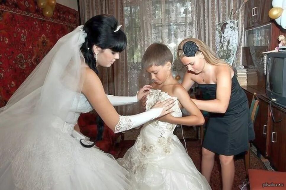 Сын хочет сестру. Мальчик в свадебном платье. Невеста фото. Мальчика переодели в платье невесты. Переодела парня в свадебное платье.