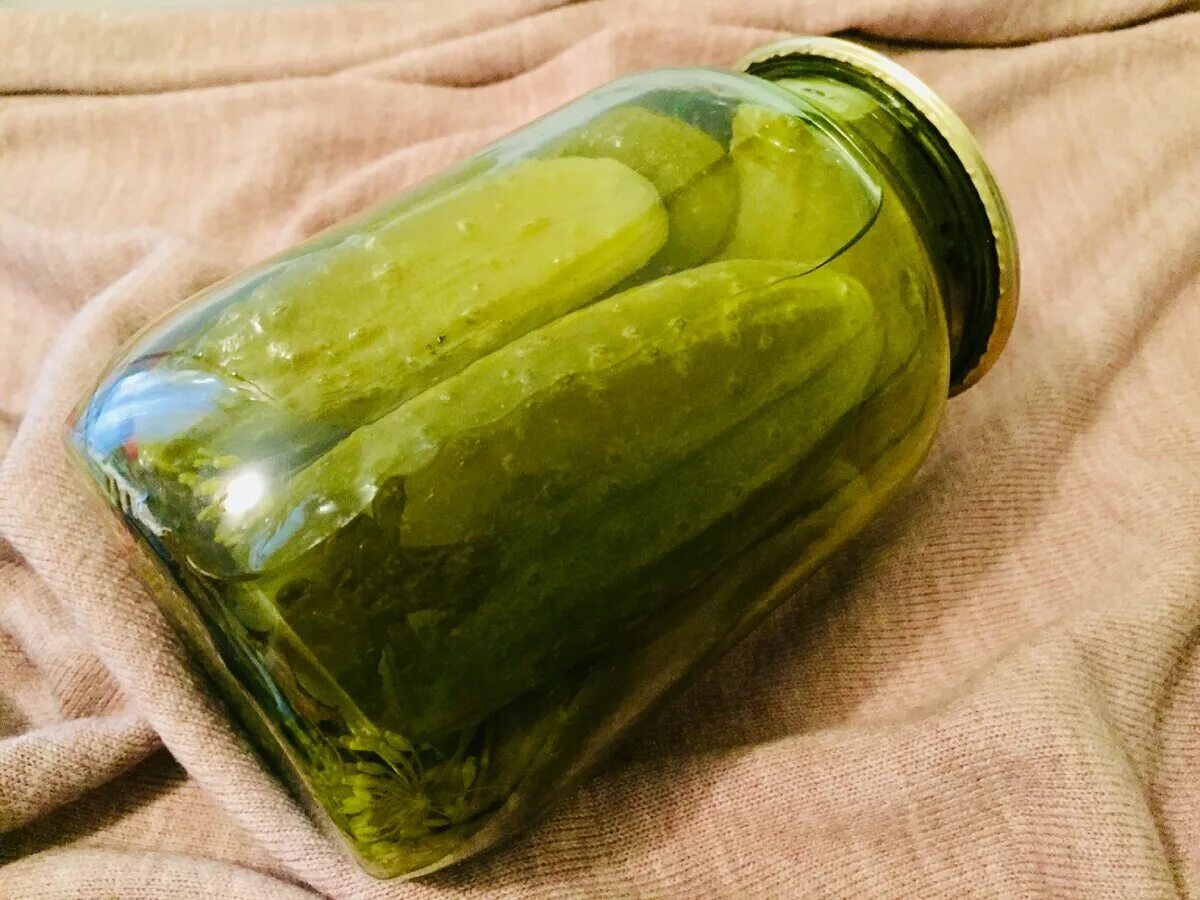 Кожура огурца. Фото старого огурца. Очищенный огурец. Как подать огурцы. Огурец без кожуры.