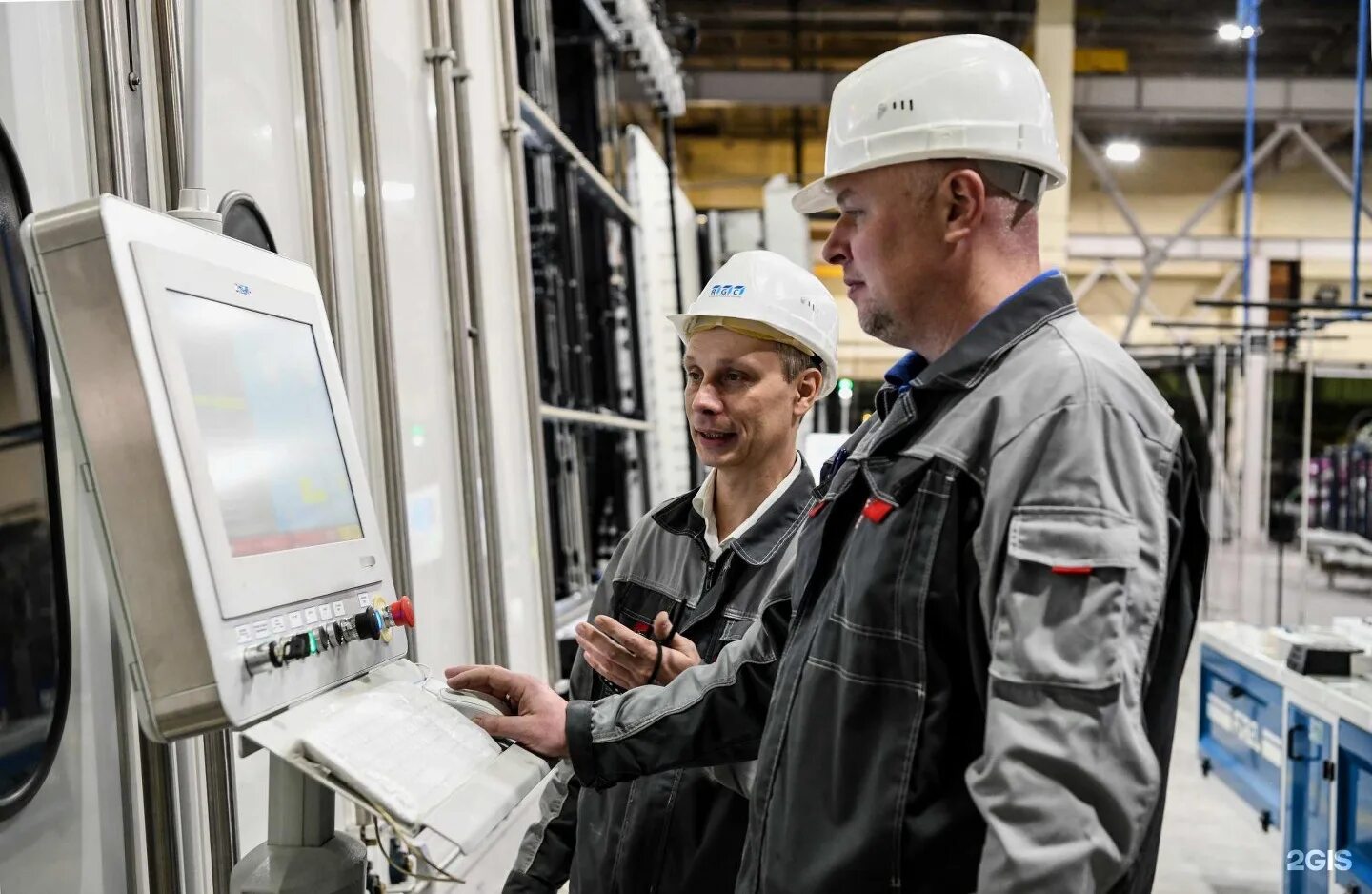 Завод по изготовлению зеркала. Монтаж остекления на заводе. Окна в цеху. Стекольные компании новгорода. Стекольные компании новгорода.