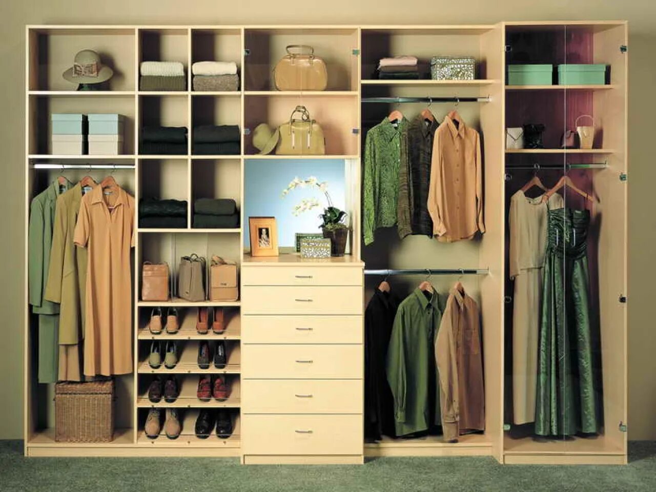 Какой ты шкаф. Удобный шкаф для одежды. Наполнение шкафа купе. Организация шкафа для одежды. Хранение вещей в шкафу.
