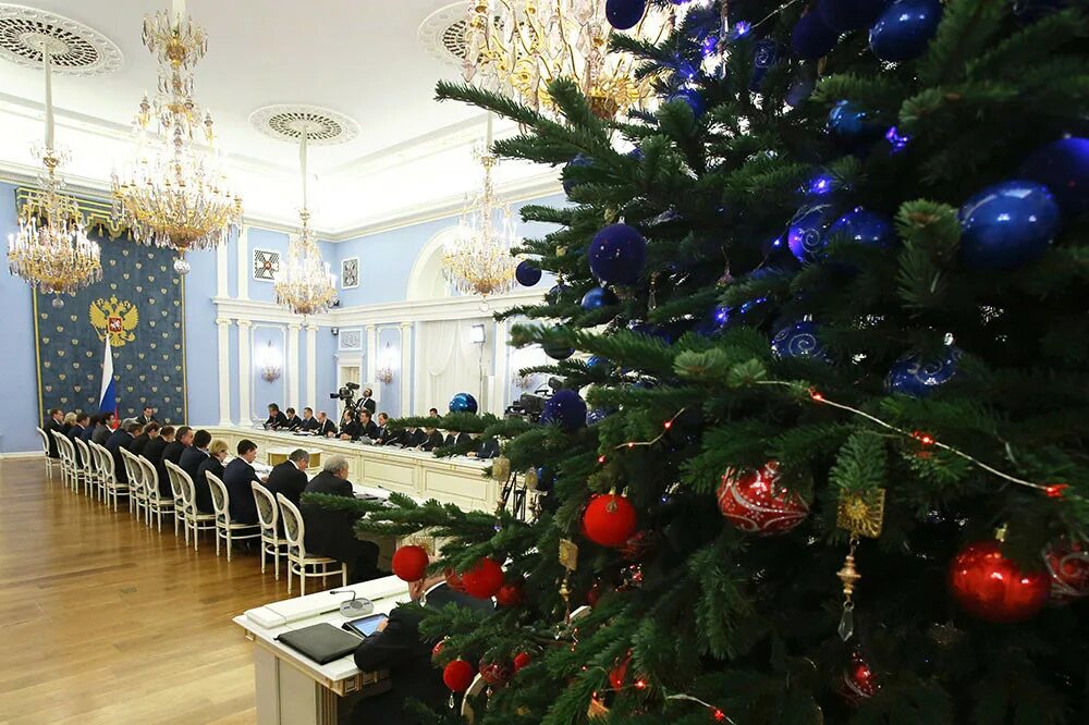 Президентский новый год. Новогодняя елка в Госдуме. Новый год правительство. Елка в правительстве. Новогодняя комната в Кремле.