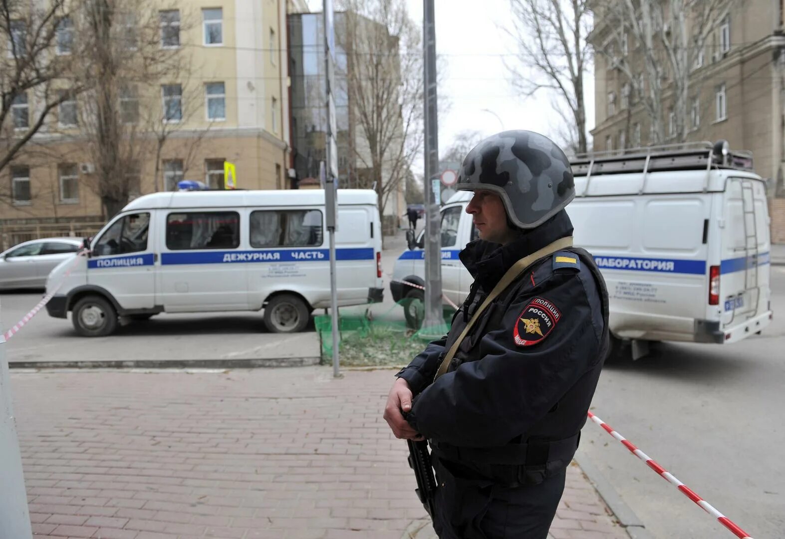 Полицейское самоубийство. Оцепление полиции. Оцепление территории. Оцепление места. Полиция оцепила.