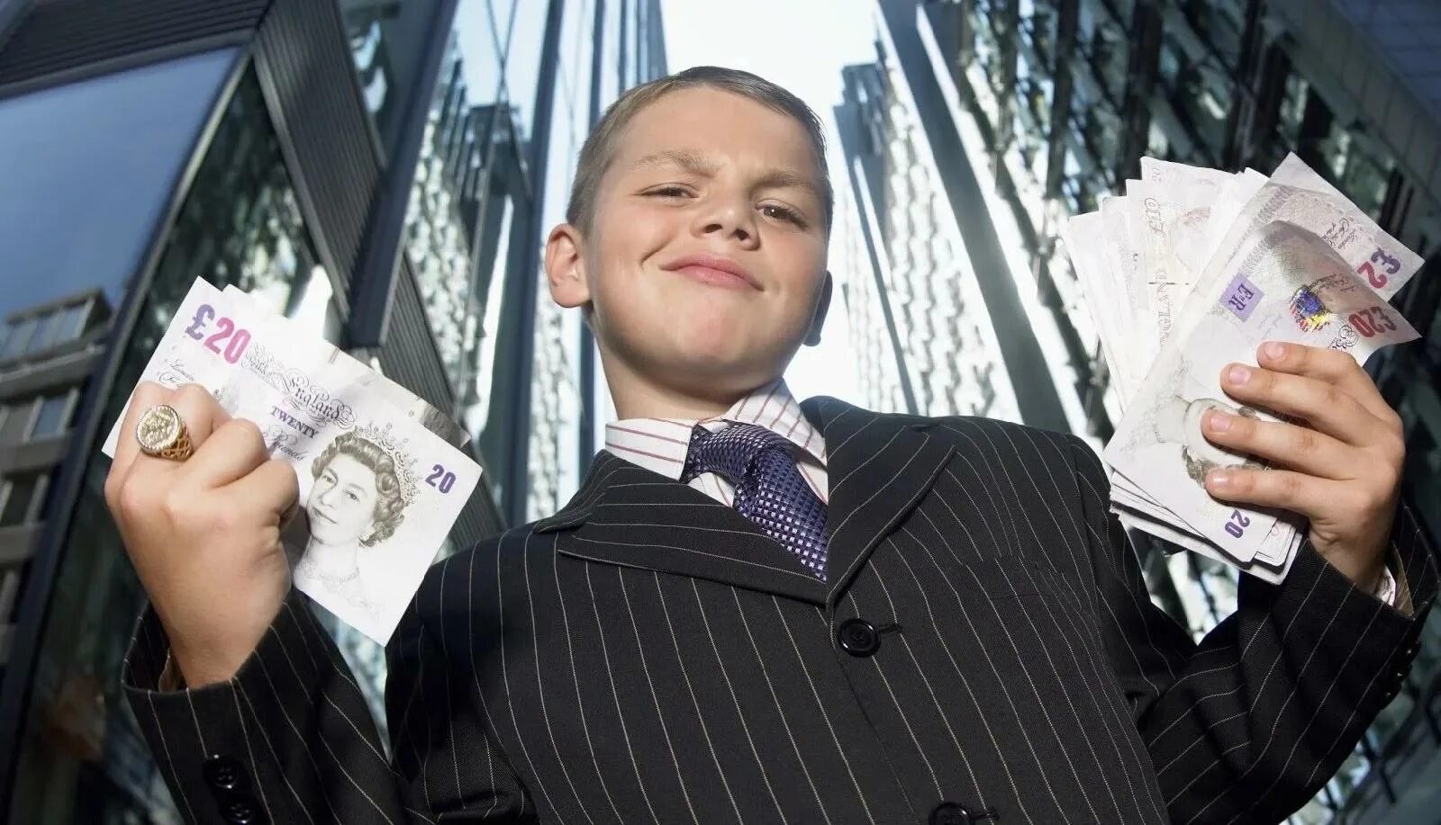 Помог богатый. Бизнесмен с деньгами. Богатый школьник. Богатый мальчик. Подросток с деньгами.