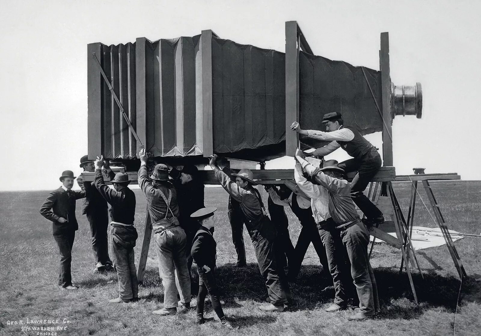 Самая первая мире видео. Первый фотоаппарат 19 века. Джордж Лоуренс фотограф. Первая камера в мире. Самый большой фотоаппарат 1903 года.