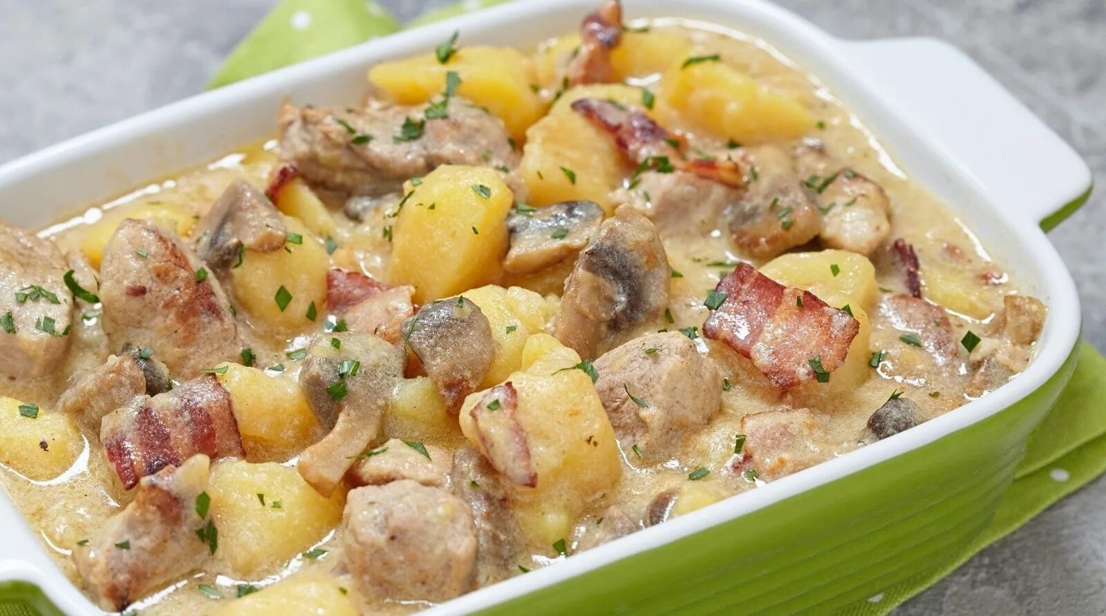 Рецепт слоеной картошки с мясом. Картофель с курицей. Картошка с курицей и грибами. Тушёная картошка с курицей и грибами. Соус для картошки в духовке.