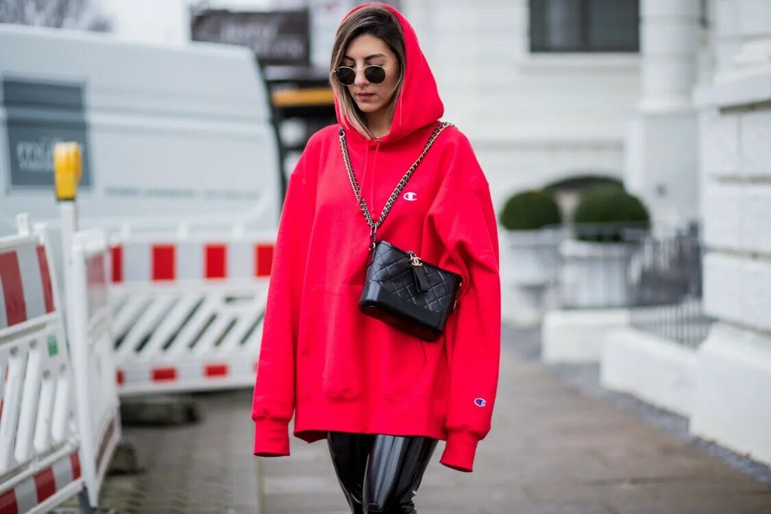 Стиль одежды женский спортивный оверсайз. Оверсайз одежда женская 2023. Стильные образы для женщин. Оверсайз одежда женская 2023. Оверсайз костюм стрит стайл.