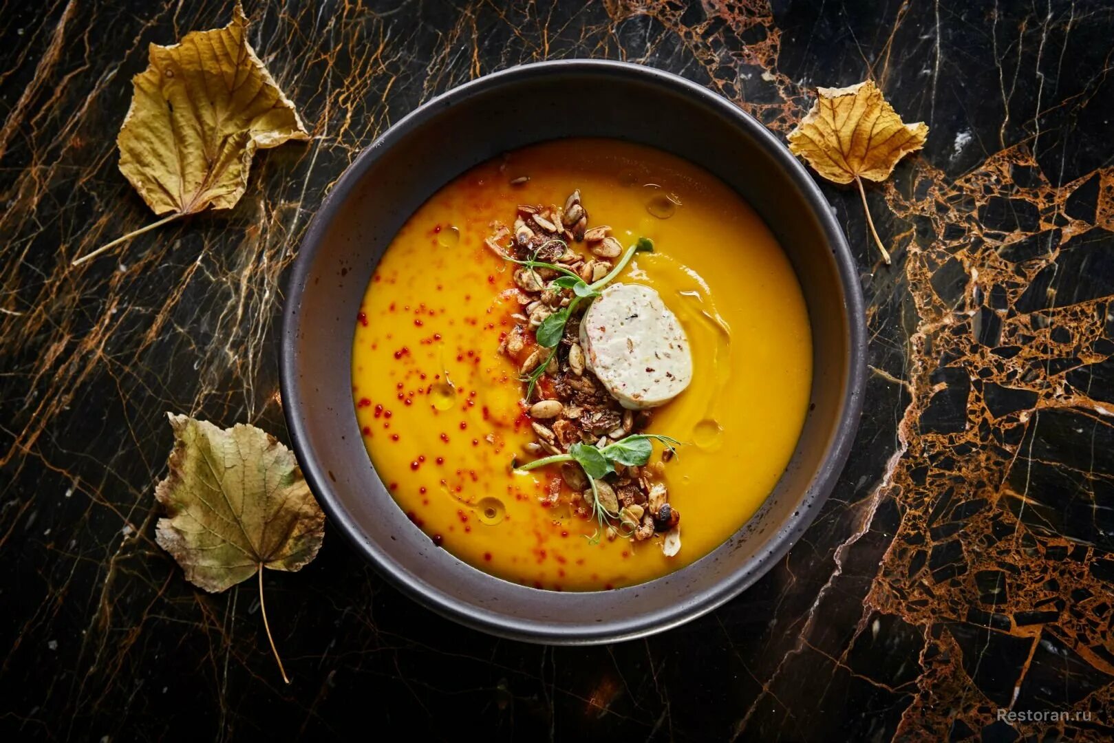 Кафе в стиле хэллоуин. Тыква в ресторане. Крем суп из тыквы ресторан. Закуска из тыквы. Тыквенный ресторан.