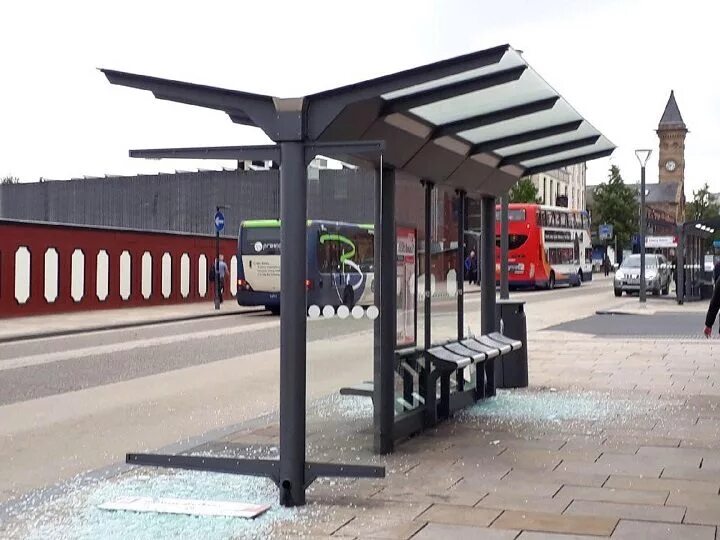 Автобусные остановки на улица города. Красивые автобусные остановки. Остановка мокап. Bus stop station. Стеклянная остановка для мокапа.