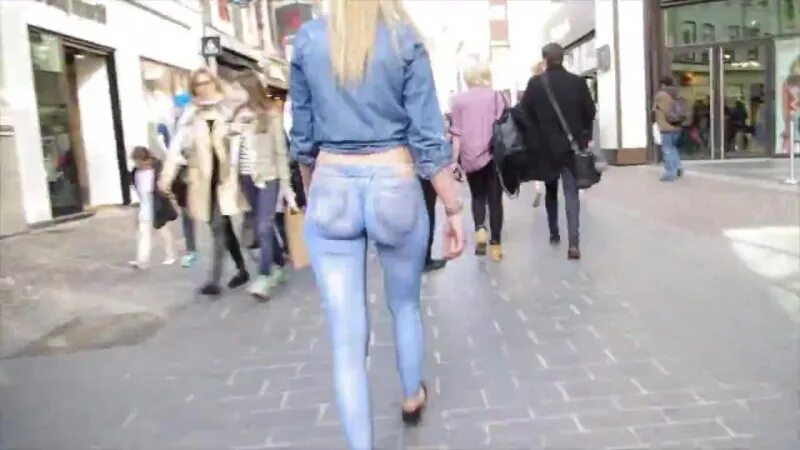 Девушки в нарисованный одежле. Нарисованные джинсы на девушке. Прошлась по городу в нарисованной одежде. В нарисованных джинсах на улице. Нарисованные джинсы на девушке.