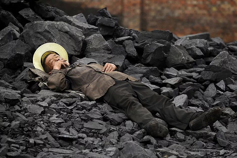 Уголь прикол. Человек добывающий уголь. Копают уголь.